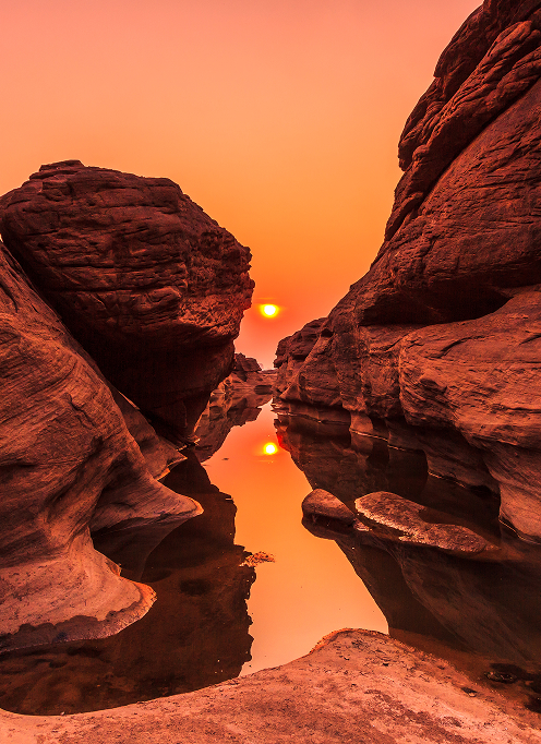 Inspired by the iconic hues of Australia’s famous rock formation, it evokes discovery, travel and history.